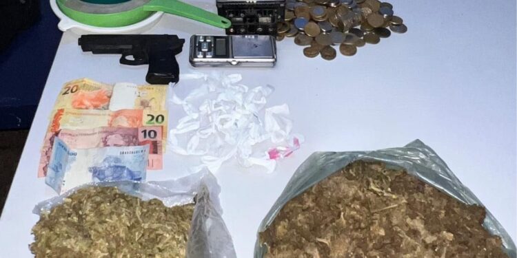 Polícia Militar apreende drogas, simulacro de arma de fogo durante operação conjunta com a Postura em Corumbá