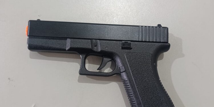 Polícia Militar apreende simulacro de arma de fogo após denúncias de intimidação a pedestres em Paranaíba