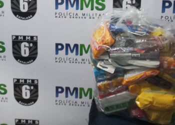 Polícia Militar conduz autor por furto em supermercado em Corumbá.