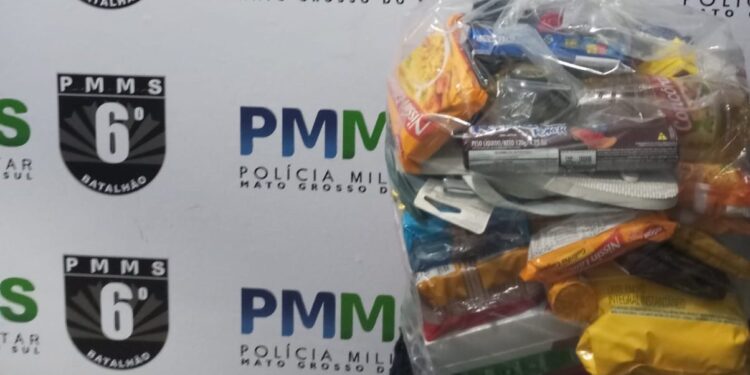 Polícia Militar conduz autor por furto em supermercado em Corumbá.