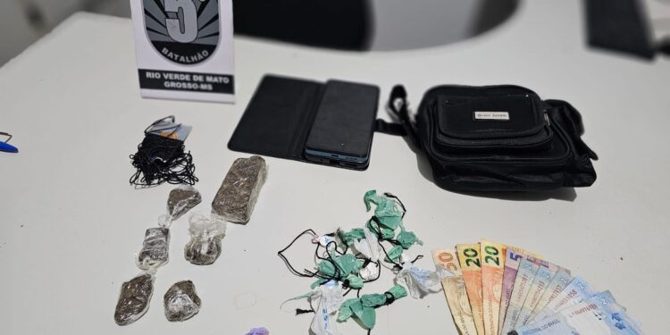 Polícia Militar desarticula ponto de tráfico de drogas e prende dois autores em Rio Verde