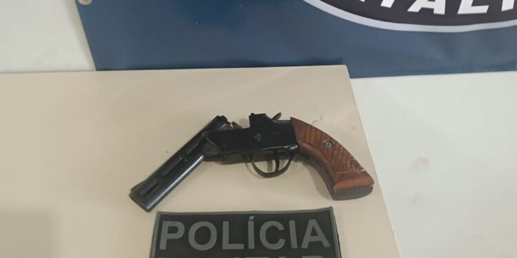 Polícia Militar em Arapuá apreende arma de fogo artesanal