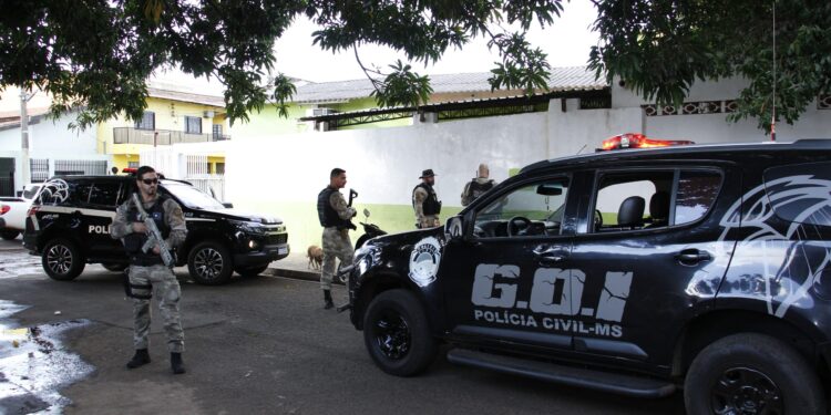 Policiais civis cumprem mandado de prisão contra influencer digital condenado por tráfico de drogas em Campo Grande