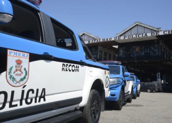 Policial militar agride estudantes em escola estadual no Rio