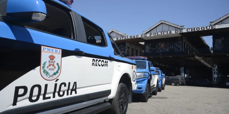 Policial militar agride estudantes em escola estadual no Rio