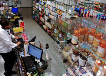 A MP 653, altera a Lei nº 13.021, de 8 de agosto de 2014, que dispõe sobre o exercício e a fiscalização das atividades farmacêuticas.