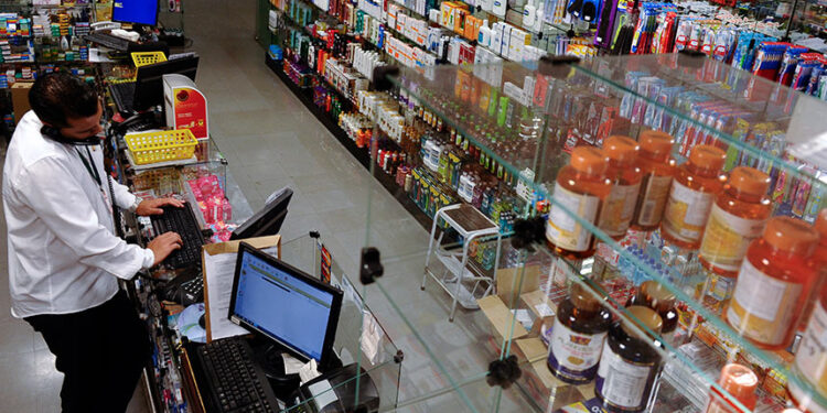 A MP 653, altera a Lei nº 13.021, de 8 de agosto de 2014, que dispõe sobre o exercício e a fiscalização das atividades farmacêuticas.