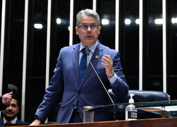 Senador Alessandro Vieira (MDB-SE) em pronunciamento à mesa.