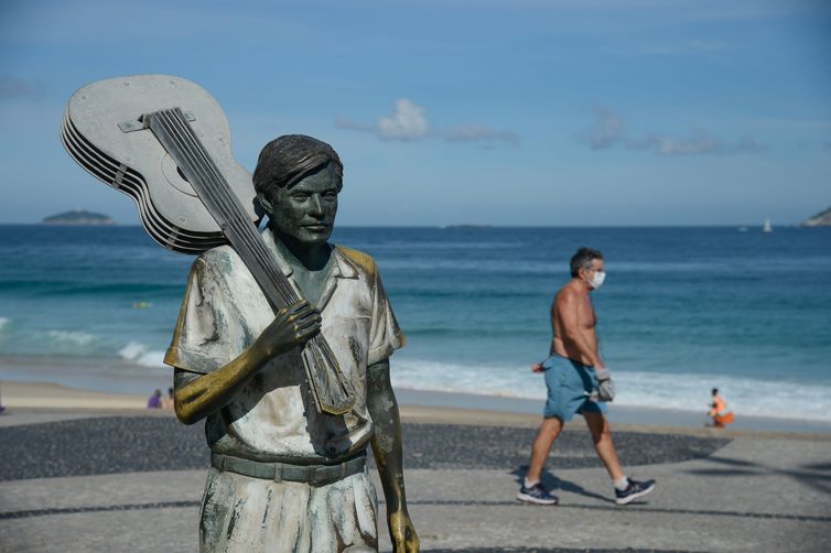Estátua em homenagem ao cantor e compositor Tom Jobim na orla da Praia de Ipanema