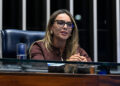 À mesa, senadora Roberta Acioly (Republicanos-RR) preside sessão.
