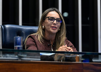 À mesa, senadora Roberta Acioly (Republicanos-RR) preside sessão.