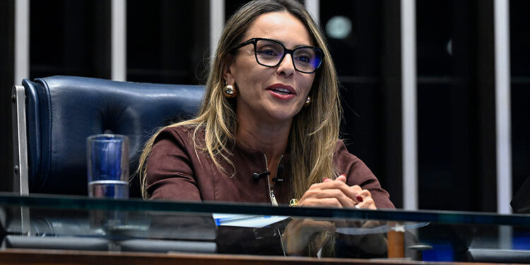 À mesa, senadora Roberta Acioly (Republicanos-RR) preside sessão.