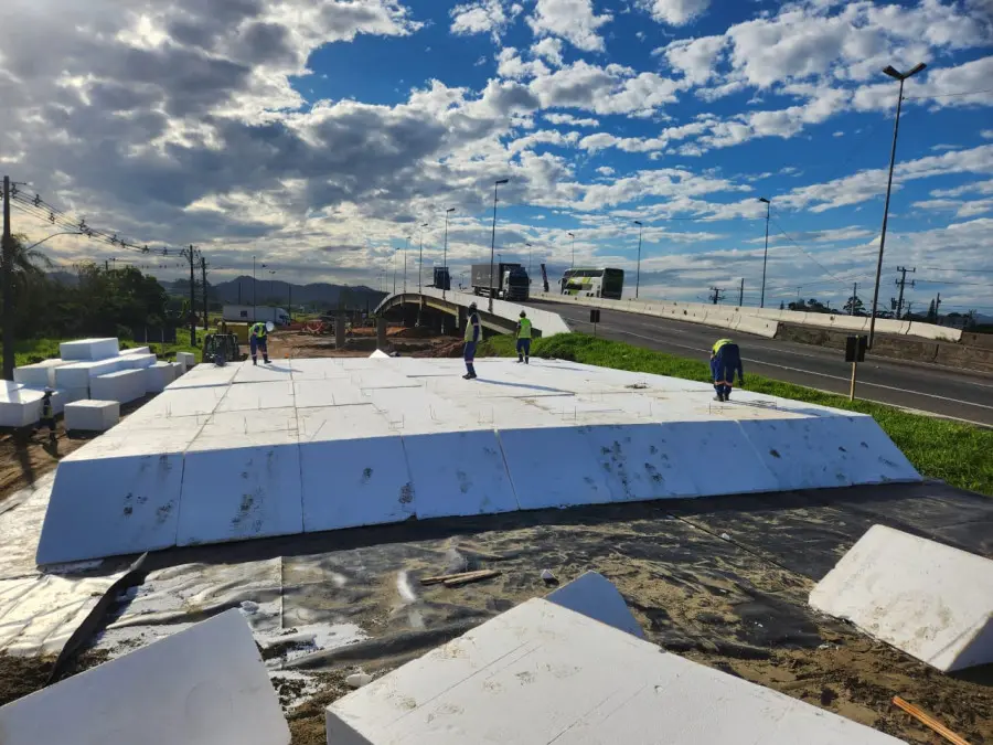 Uso de isopor sob o asfalto em obra envolvendo a mobilidade na BR-101