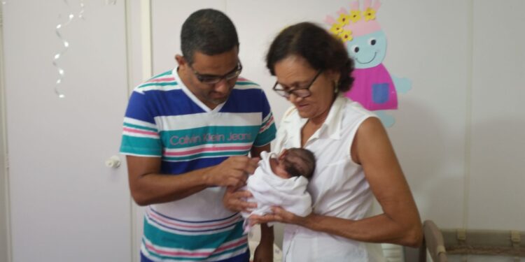 Sancionada lei que aumenta licença-paternidade para 20 dias