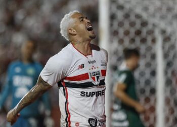 São Paulo vence Chapecoense e assume liderança isolada do Brasileiro