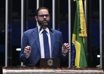 À tribuna, em discurso, senador Jorge Seif (PL-SC).
