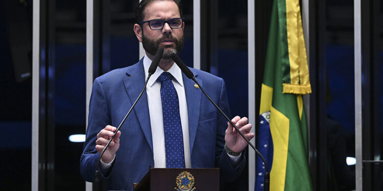 À tribuna, em discurso, senador Jorge Seif (PL-SC).