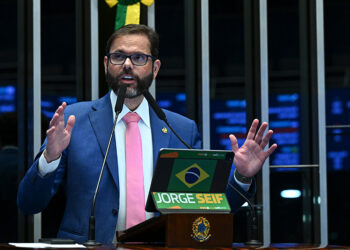 Em discurso, à tribuna, senador Jorge Seif (PL-SC).