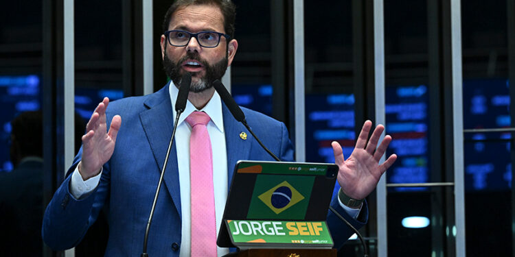 Em discurso, à tribuna, senador Jorge Seif (PL-SC).