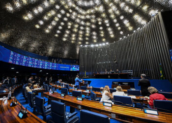 À mesa, presidente do Senado Federal, senador Davi Alcolumbre (União-AP), conduz sessão.