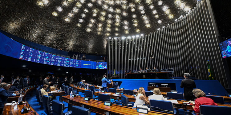 À mesa, presidente do Senado Federal, senador Davi Alcolumbre (União-AP), conduz sessão.