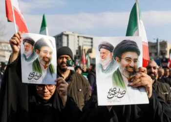 A Sucessão no Irã: Mojtaba Khamenei assume o poder sob crise e guerra