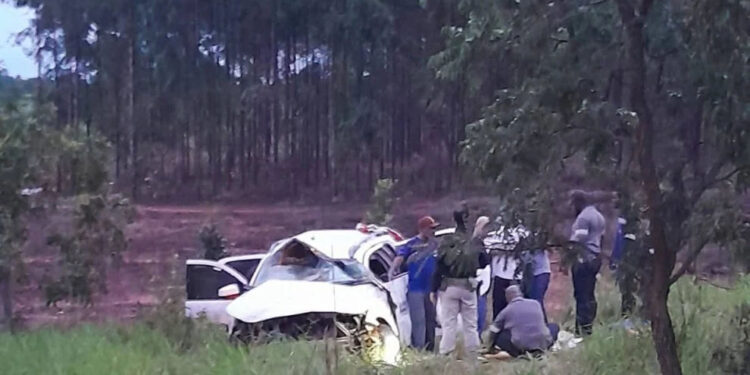 Mulher morre e duas pessoas ficam feridas em acidente na BR-262