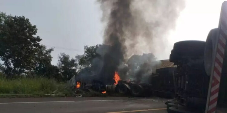 Colisão entre carretas deixa feridos e interdita BR-262 em MS