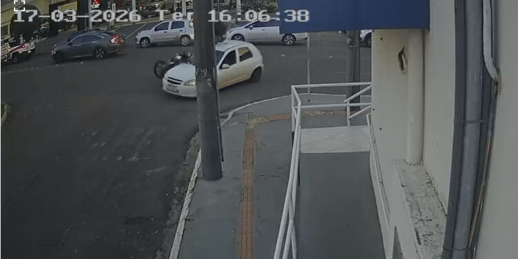 Motoentregador sofre grave acidente no Jardim Bela Vista