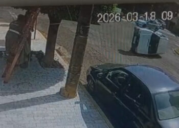 Carro do banco de órgãos da Santa Casa capota no Centro de Campo Grande