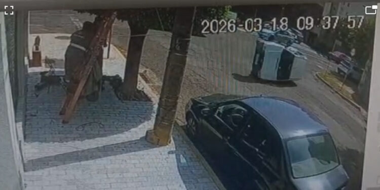 Carro do banco de órgãos da Santa Casa capota no Centro de Campo Grande