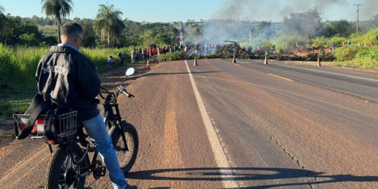 MST bloqueia BR-163 e impede saída de moradores em Campo Grande