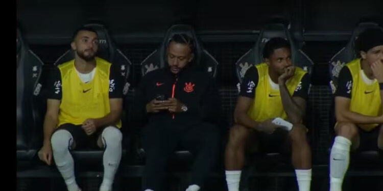 Memphis é denunciado no STJD por uso de celular e pode ser suspenso