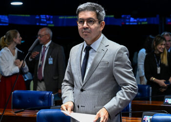 Em pronunciamento, à bancada, senador Randolfe Rodrigues (PT-AP).