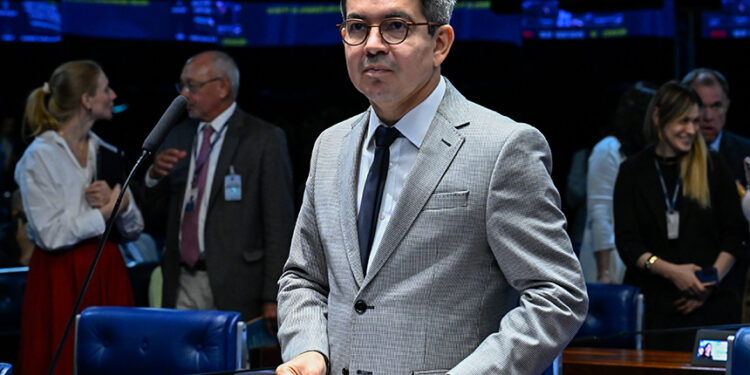 Em pronunciamento, à bancada, senador Randolfe Rodrigues (PT-AP).