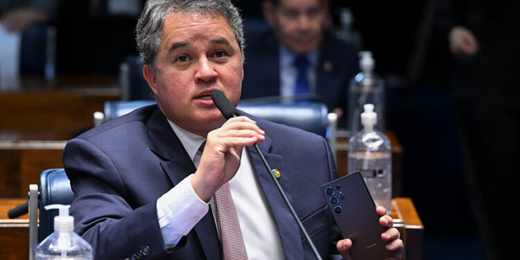 À bancada, em pronunciamento, senador Efraim Filho (União-PB).