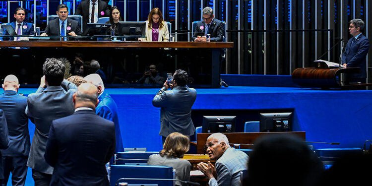 À tribuna, senador Randolfe Rodrigues (PT-AP).
