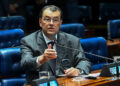 Em pronunciamento, à bancada, senador Eduardo Braga (MDB-AM).