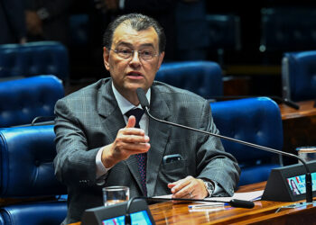 Em pronunciamento, à bancada, senador Eduardo Braga (MDB-AM).