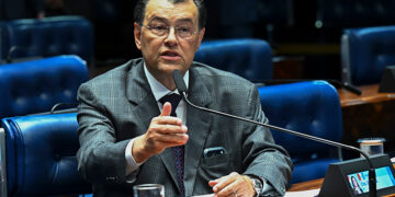 Em pronunciamento, à bancada, senador Eduardo Braga (MDB-AM).