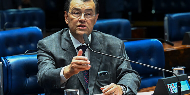 Em pronunciamento, à bancada, senador Eduardo Braga (MDB-AM).