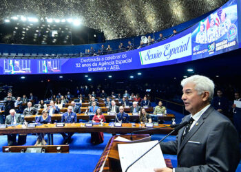 À tribuna, em discurso, senador Astronauta Marcos Pontes (PL-SP).