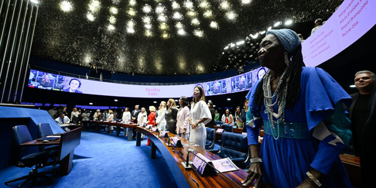 Em destaque, cantora, compositora e mestra da cultura popular pernambucana, reconhecida como a maior cirandeira do Brasil, Lia de Itamaracá.