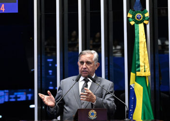 Em discurso,  à tribuna, senador Izalci Lucas (PL-DF).