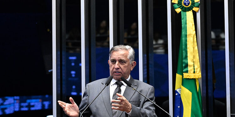 Em discurso,  à tribuna, senador Izalci Lucas (PL-DF).