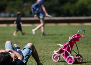 Senado prova projeto de lei que amplia licença-paternidade