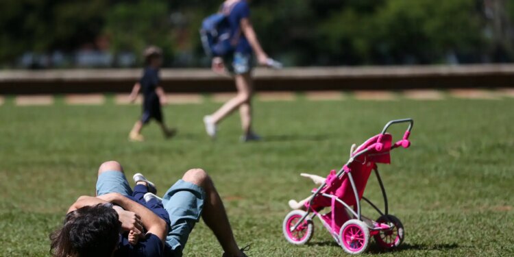 Senado prova projeto de lei que amplia licença-paternidade