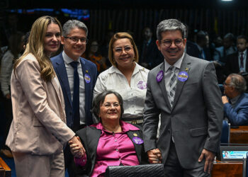 Senadores homenageiam Maria da Penha por sua atuação em defesa da mulher