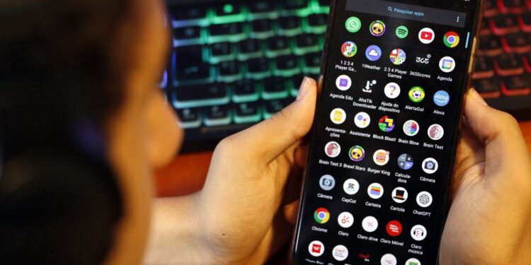 Serviços digitais não checam idade no momento de criação da conta