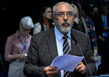 À bancada, em pronunciamento,  senador Paulo Paim (PT-RS).